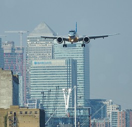 Embraer E190-E2 landet in London City: Wichtiges Merkmal für das Regionalflugzeug.