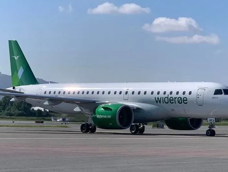 Embraer E190 von Wideroe: Mit diesem Flugzeugtyp wurden die Russinnen und Russen Richtung Heim geflogen.  