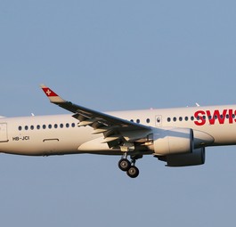 Airbus A220-300 von Swiss: Die Airline beschleunigt den Austausch der Schutzausrüstung.