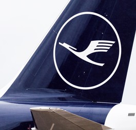 Leitwerk eines Airbus A320 von Lufthansa: Die Fluglinien der Gruppe rücken noch enger zusammen.