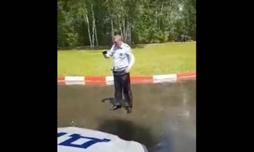 Ilyushin duscht Polizisten