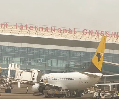 Das Video einer Reisenden zeigt die Ankunft am Flughafen Lomé.