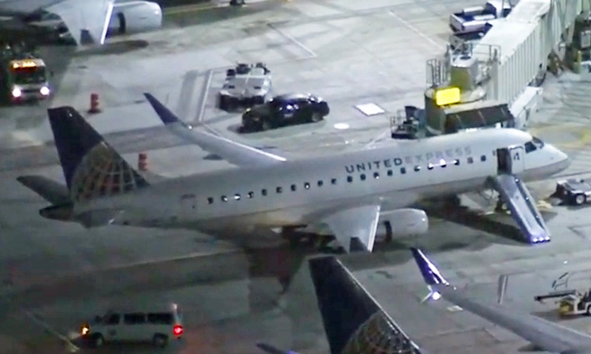 Mann springt in Los Angeles aus rollendem Flugzeug