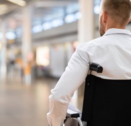 Ein Rollstuhlfahrender an einem Flughafen: Simulierende Reisende stellen Fluggsellschaften und Flughäfen vor Probleme.
