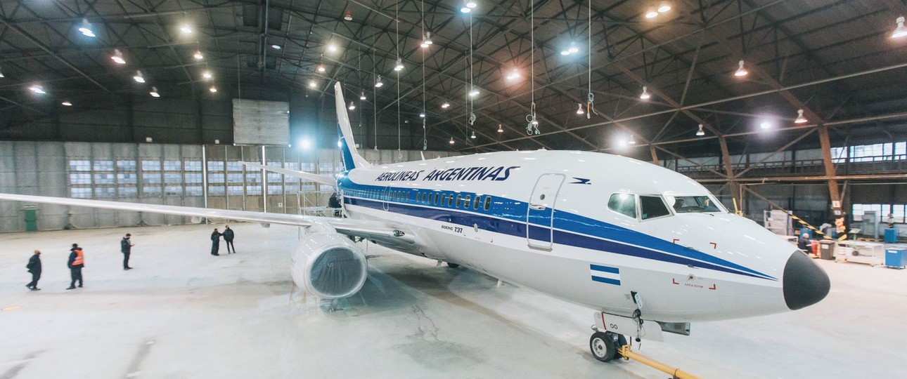 Boeing 737-700 von Aerolíneas Argentinas: Zum 70. Geburtstag trägt das Flugzeug eine Lackierung aus den 1980er-Jahren.