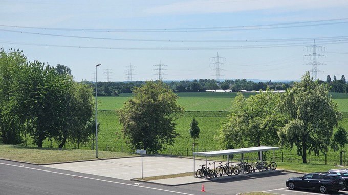 Umgeben von Feldern: Der Standort liegt in Dormagen zwischen Köln und Düsseldorf.