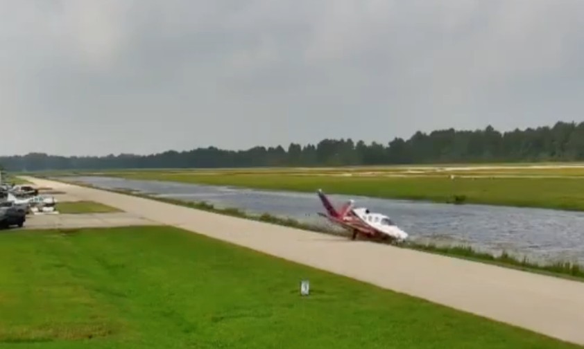 Flugplatz Hooks: Ein Visonjet rollt in einen Wassergraben.