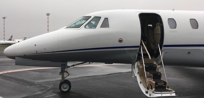 Bitte einsteigen: Der Businessjet steht vor dem General Aviation Terminal bereit.