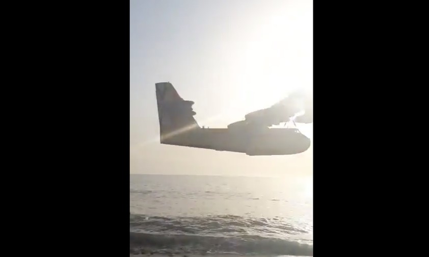 Löschflugzeug begeistert Badegäste