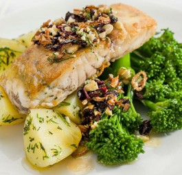 «Gebratener Cone Bay Barramundi mit Kräuter-Knoblauch-Kartoffeln, Broccolini, Zitrone, Oliven und Mandel-Salsa»: Soll den Jetlag erträglicher machen.