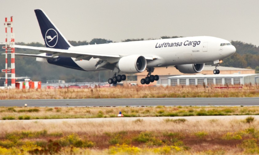 Lufthansa Cargos neue Boeing 777 F bei ihrer ersten Landung in Frankfurt: Der Jet ...