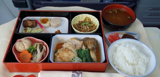 Eine so gesunde Bento-Box kommt sicher auf den ausklappbaren Tisch einer japanischen Airline, oder?