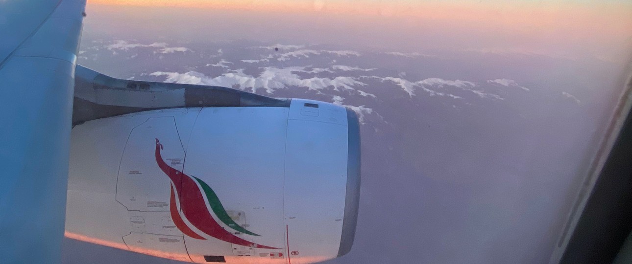 Blick aus dem Fenster eines Airbus A330 von Sri Lankan AIrlines: Die Airline wird privatisiert.