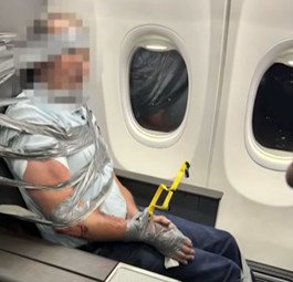 Unruly Passenger auf American-Airlines-Flug: Der Mann wurde fixiert und bei einer Zwischenlandung in Baltimore der Polizei übergeben.