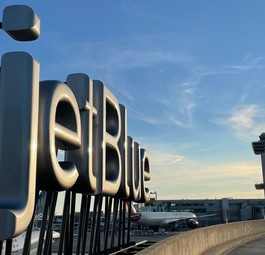 Leuchtschrift an Terminal 5 am Flughafen New York-JFK: Jetblue steht nach dem urteil unter Druck.
