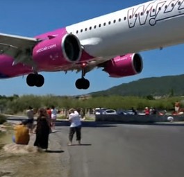 A321 fliegt knapp über die Köpfe der Schaulustigen hinweg