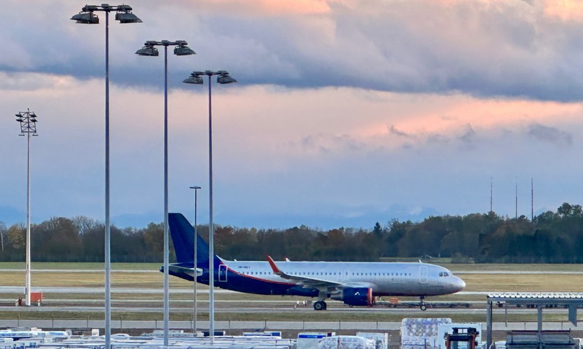 Der gestrandete A320 von Aeroflot in München: Bleibt vorerst weiter vor Ort.