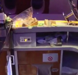 Die Bar im Airbus A380 von Emirates: Bild der Verwüstung.