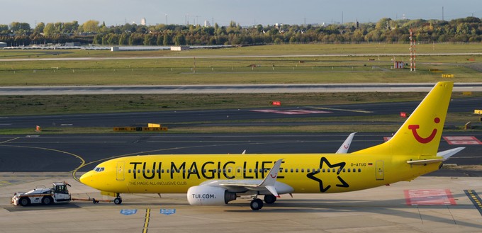 Boeing 737 mit dem Kennzeichen D-ATUG von Tuifly: Das TU steht Tui. Andere Buchstaben an dieser Stelle haben zugegebenermaßen spannendere Bedeutungen.