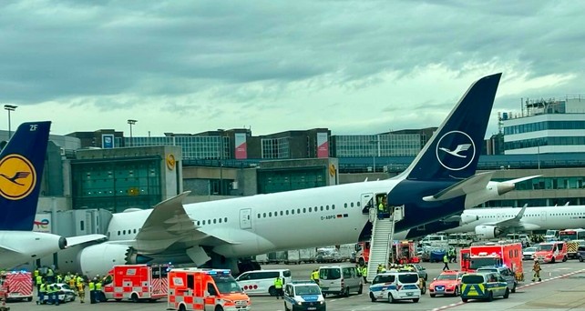 Die Boeing 787-9 liegt mit der Nase auf dem Boden.