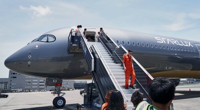 starlux airlines silberner airbus a350 1000
