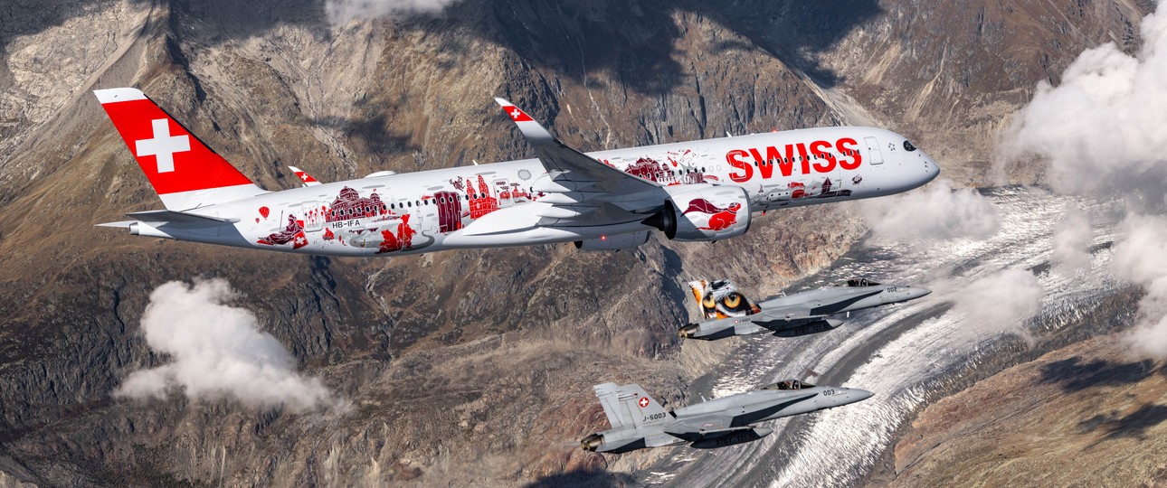 Begrüßungskomitee: McDonnell Douglas F/A-18C Hornet empfingen den Airbus A350-900.
