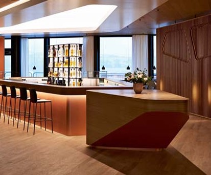 Kern der neuen Swiss First Lounge ist die Kaffeebar.