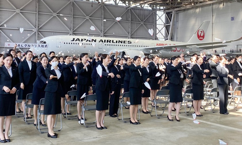 Mitarbeitende von Japan Airlines: Junge Angestellte bemängeln die Unternehmenskultur.