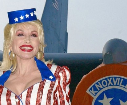 Dolly Parton vor der Miss Dolly: Das Flugzeug gibt es immer noch. 
