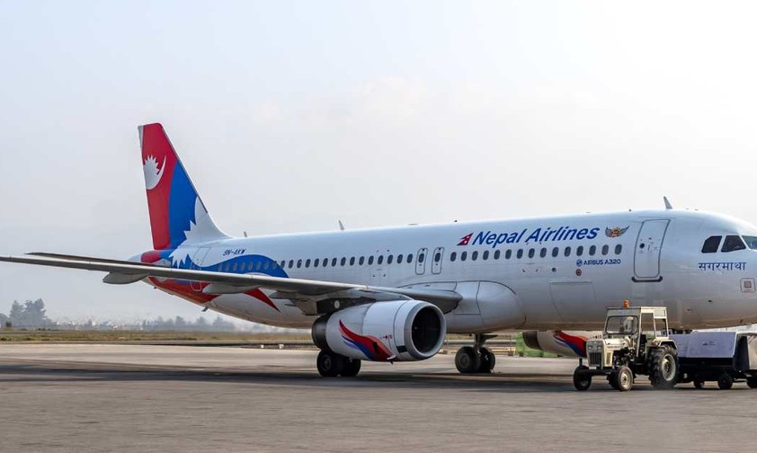 Ein A320 von Nepal Airlines: Zwei Fluglotsen nach einem Beinahe-Unfall gefeuert.