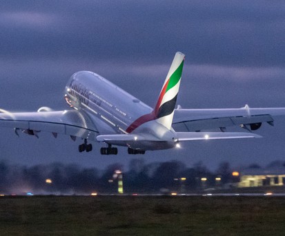 <strong>Emirates:</strong> Bei dem mit weitem Abstand größten und wichtigsten A380-Kunden ist das Modell bis mindestens 2035 eingeplant. Von den noch 116 Superjumbos sind aktuell rund 80 aktiv. Emirates hat begonnen, einen Teil der A380-Flotte mit einer neuen Kabine auszustatten. Insgesamt sind 67 Superjumbos dafür eingeplant. Bis Mai 2024 soll das Umbauprogramm abgeschlossen sein. Emirates-Präsident Tim Clark wird nicht müde, für einen <a href="https://www.aerotelegraph.com/emirates-praesident-wuenscht-sich-neuen-airbus-a380-ohne-fenster">Bau eines A380-Nachfolgers</a> zu werben.