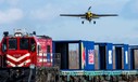 Flugzeug auf Zug: Waghalsiges Manöver.