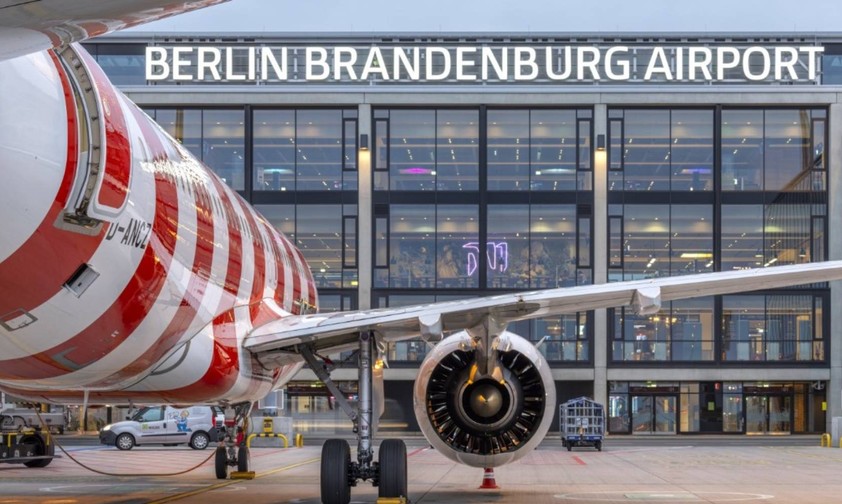Condor-Airbus am BER: Die Airline fliegt ab Anfang März zweimal täglich zwischen Frankfurt und Berlin.