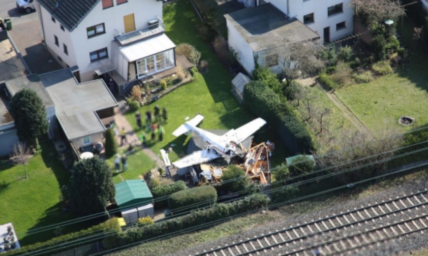 Das Flugzeug nach dem Absturz: Es hat ein Gartenhäuschen unter sich begraben.