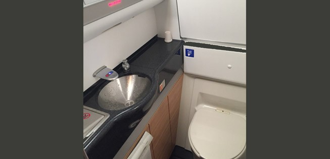 Die Toilette in der Economy – Branchenstandard.