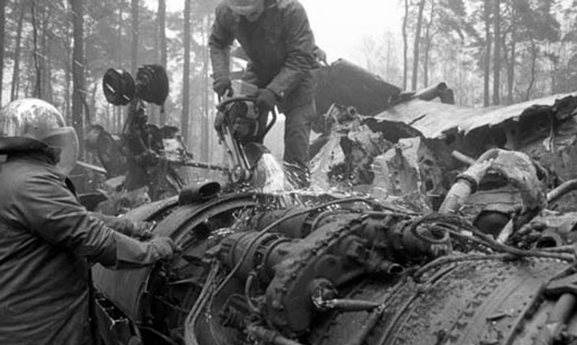 Aufräumarbeiten am Wrack: Die Tupolev Tu-134 brannte nach dem Absturz aus.