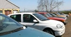 Was mit dem Besitzer des verwahrlosten, weißen Renaults passiert ist, weiss niemand: Der Flughafen Frankfurt Hahn versteigerte dieses und 12 weitere Autos, die hinterlassen wurden.