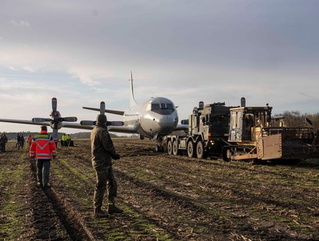 Schleppvorhaben P-3C Orion zum Aeronauticum: Das Flugzeug wurde 1,6 Kilometer weit über ein Feld gezogen.