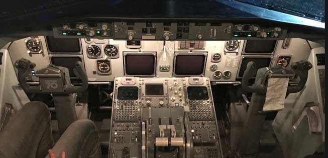 Aufgeräumt und klassisch sieht es im Cockpit aus.