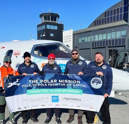 Das Team der Classic Lear Jet Foundation vor ihrem Fluzgzeug: In fünf Tagen sind die Piloten um beide Pile geflogen.