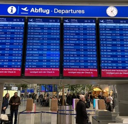 Anzeigetafel am Flughafen Düsseldorf: Es kommt aktueller aufgrund einer IT-Störung zu Verzögerungen,