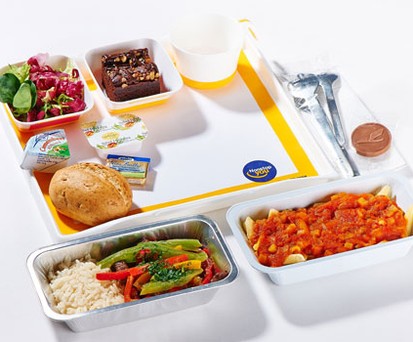 Lufthansa landet gerade noch in den Top Ten. Economy-Passagiere erwartet frisches Essen inspiriert von der mediterranen Küche – und natürlich bayerisches Bier!