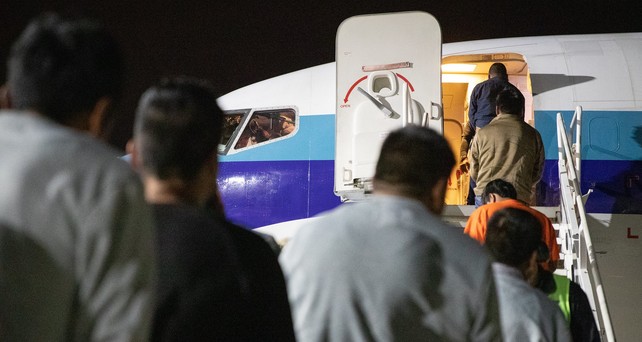 Personen besteigen einen Abschiebeflug: Die Flugbegleitergewerschaft Ufo will Abschiebungen auf Linienflügen abschaffen.