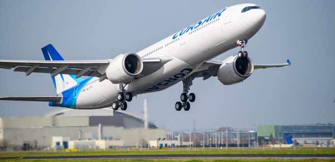 Die französische Charterfluggesellschaft Corsair
bringt es in drei Klassen auf 352 Plätze, 20 in der Business Class, 21 in der Premium Economy und 311 in der Economy.