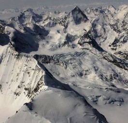 Embraer E190 über den Walliser Alpen mit Matterhorn (links): Bald für alle Passagiere buchbar.
