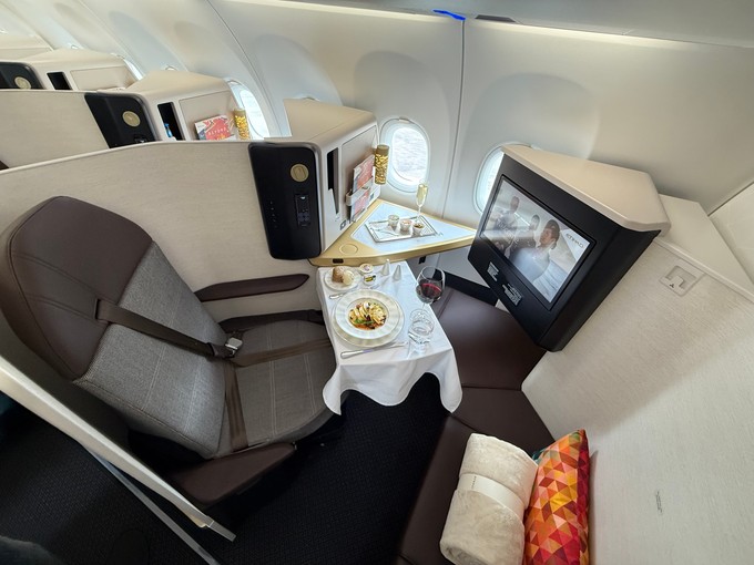 Besonders stolz ist Etihad auf die First Class in ihren A321 LR. Diese bietet Suiten mit Schiebetüren, vollständig flachen Betten und maßgeschneiderten Designelementen. Jede First Suite ...