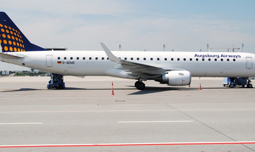 Augsburg Airways wurde 1980 unter dem Namen Interot Airservice in Augsburg gegründet. 1996 benannte sie sich um und wurde Mitglied des Regionalverbundes «Team Lufthansa». Ab 2003 war sie mit Lufthansa-Flugnummern unterwegs. Als Lufthansa die Zusammenarbeit aufkündigte, ging es bergab und Augsburg Airways stellte den Flugbetrieb Ende Oktober 2013 ein.