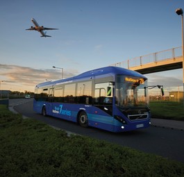 Bus in Heathrow: Der Flughafen will, dass Passagiere vermehrt mit dem öffentlichen Verkehr anreisen.
