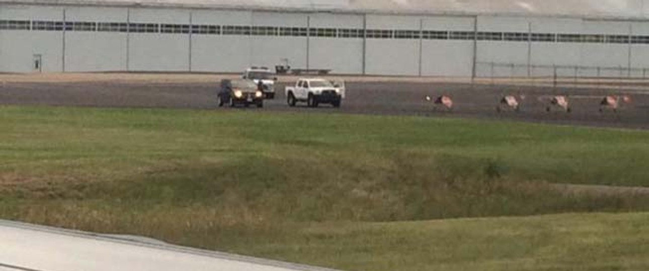 Blick aus dem Jet auf den Flughafen Greenville: Schaulustige, aber keine Mitarbeiter mehr.