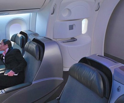 Passagierin im Dreamliner: Die Fenstr lassen sich elektrisch dimmen.